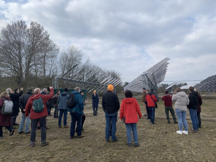 PowerSHift-Brandenburg-Besuchergruppe bei Agri-PV-Pilotanlage in Müncheberg